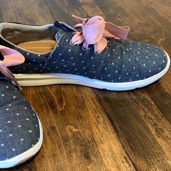 Toms Del Rey polka dot ribbon sneakers. - Picture 2 of 5